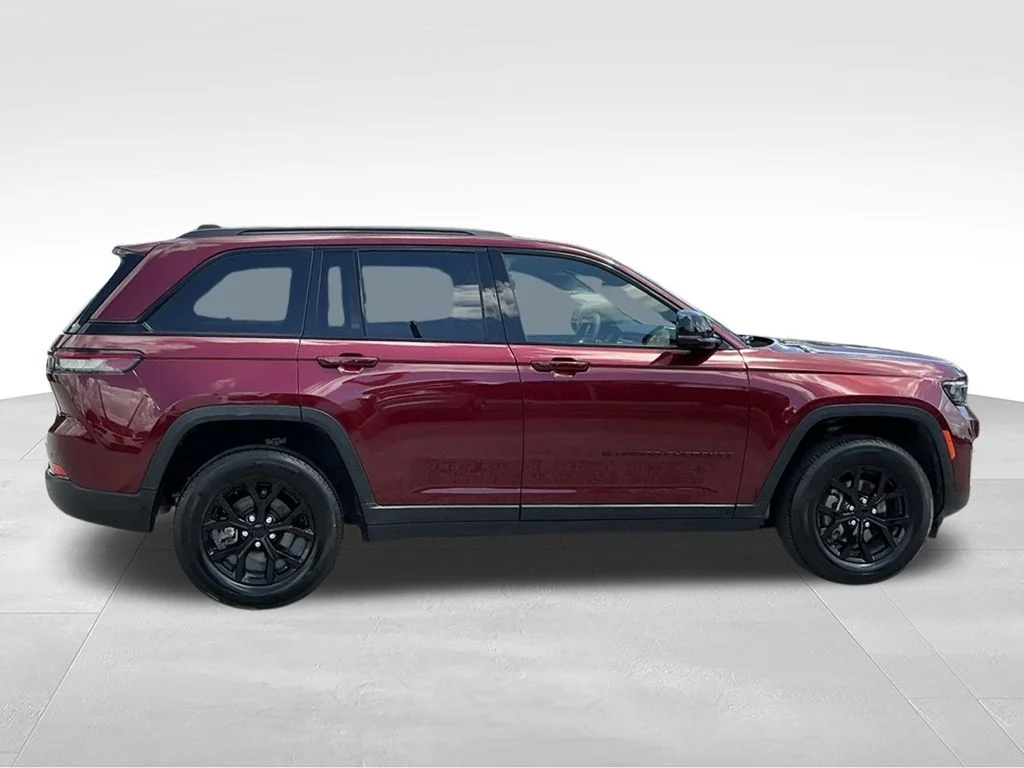 Used 2024 Red Jeep Altitude image 9