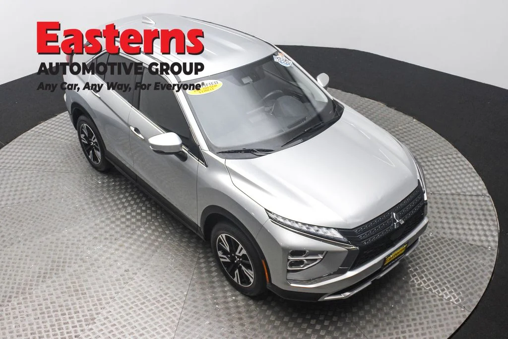 Used 2024 Silver Mitsubishi SE image 3