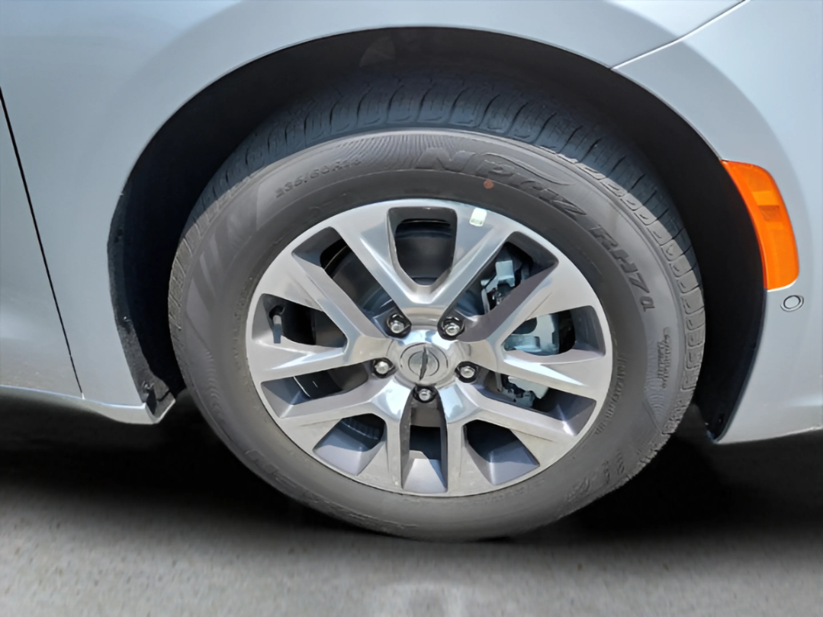 Used 2023 Silver Mist Clearcoat Chrysler Hybrid Pinnacle image 23