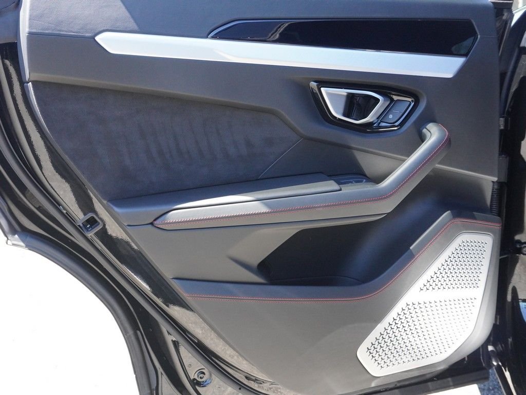 Used 2020 Black Lamborghini Base image 27