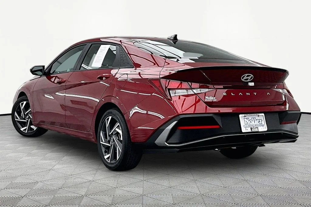 Used 2025 Red Hyundai SEL Sport image 13