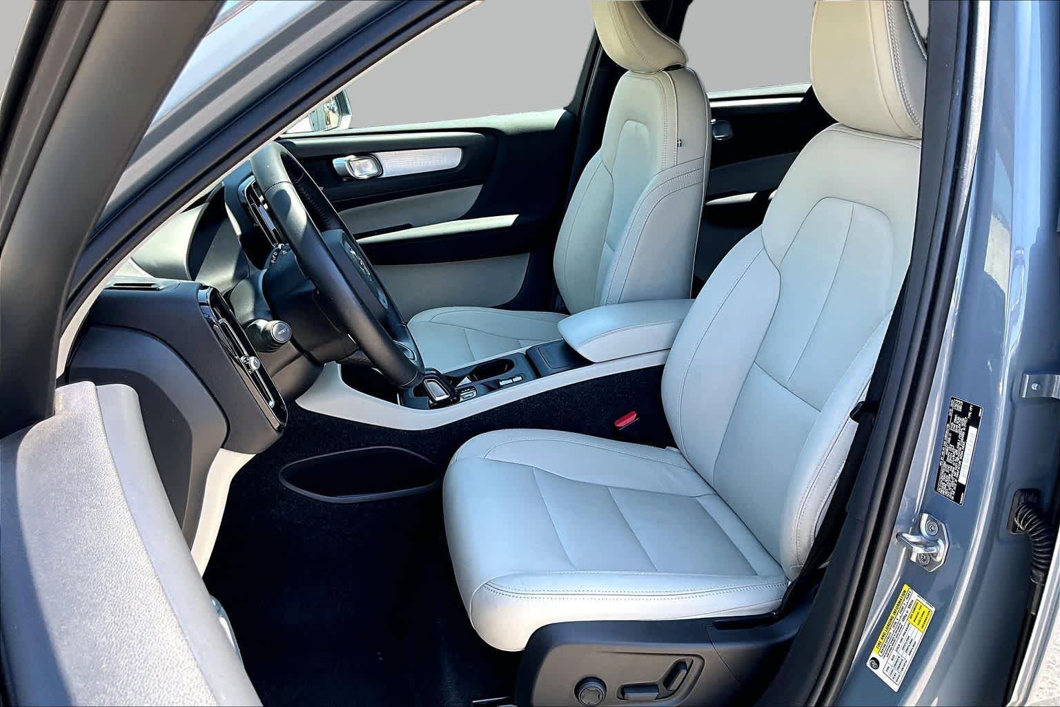 Pre-Owned 2021 Volvo XC40 Momentum