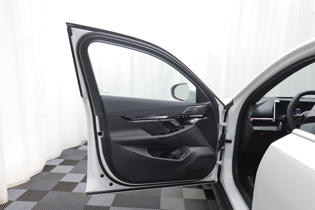 New 2026 Mineral White Metallic BMW 530i xDrive image 5
