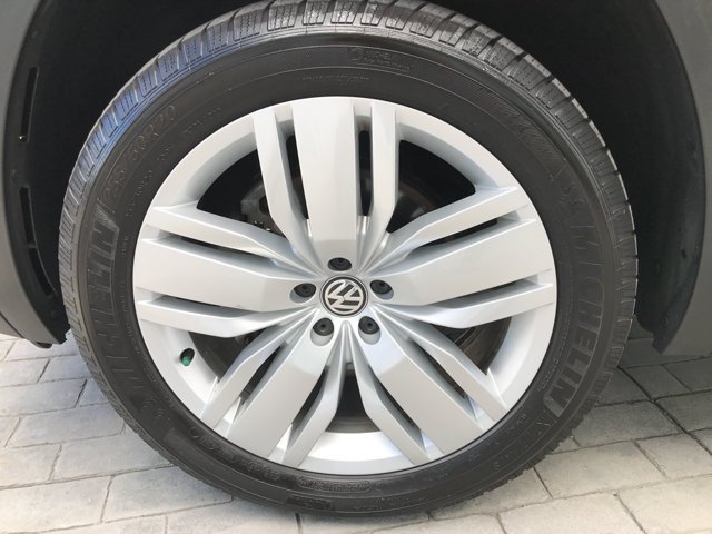 Used 2019 Fortana Red Metallic Volkswagen 3.6L V6 SEL Premium image 13