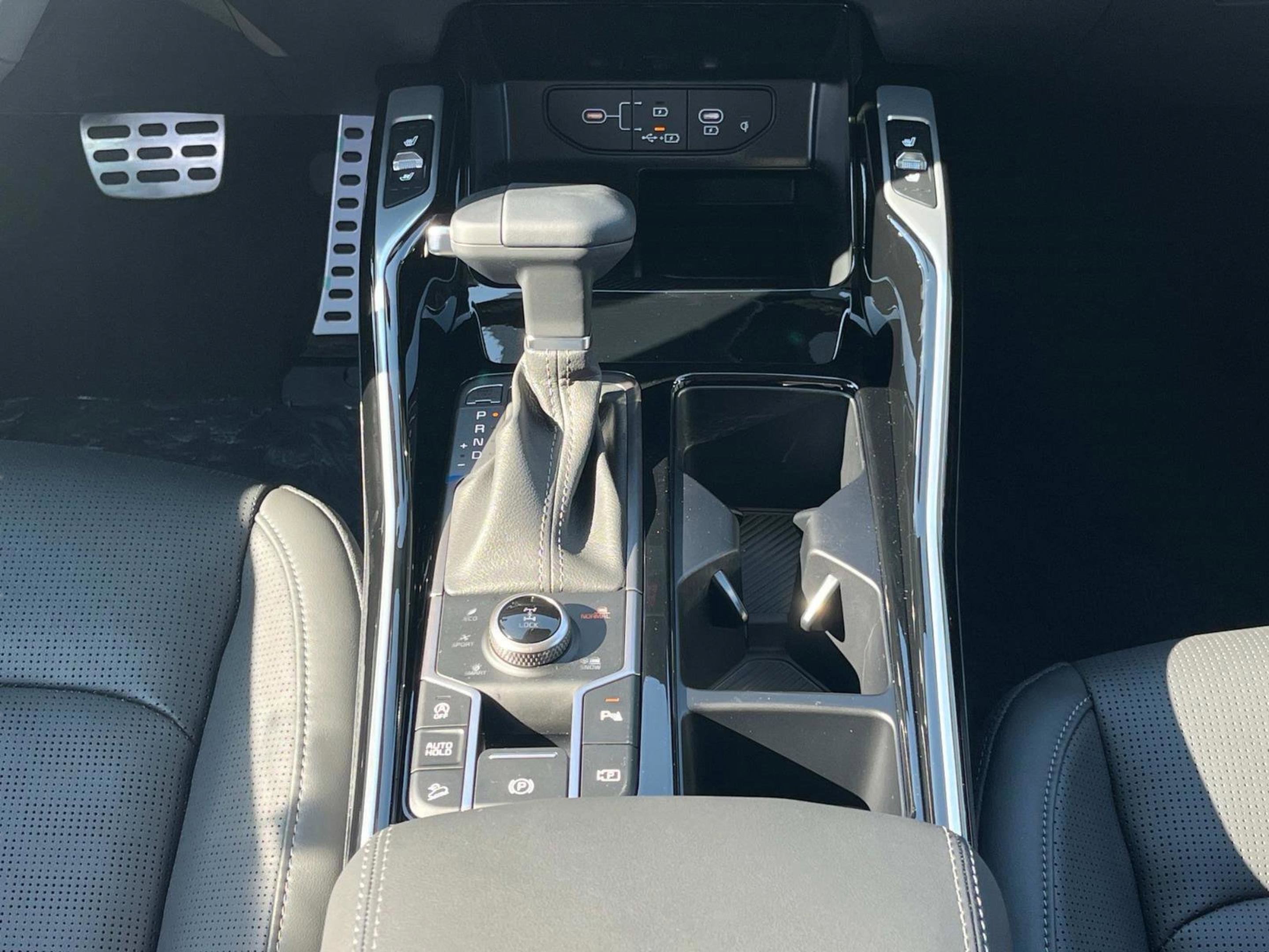 New 2025 Wolf Gray Kia X-Line SX AWD image 17
