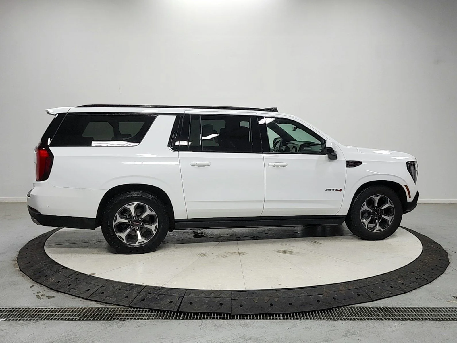 Used 2025 Summit White GMC AT4 Ultimate image 8
