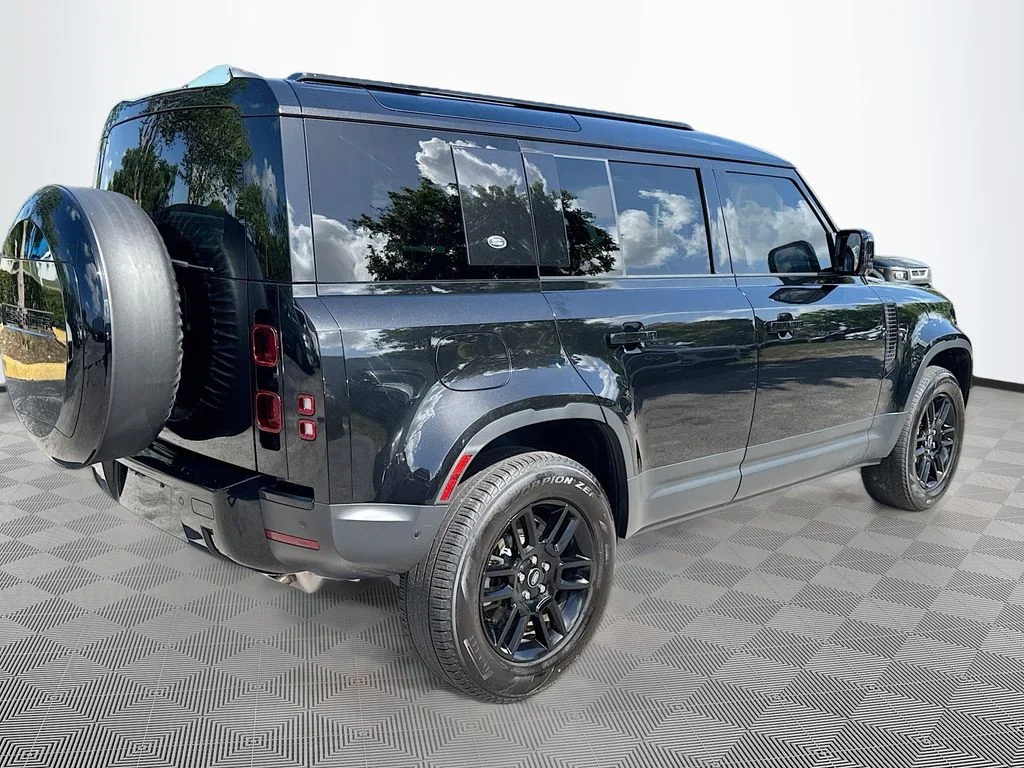 Used 2024  Land Rover S image 6