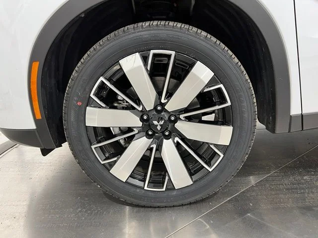 Used 2025 White Mitsubishi SE image 23