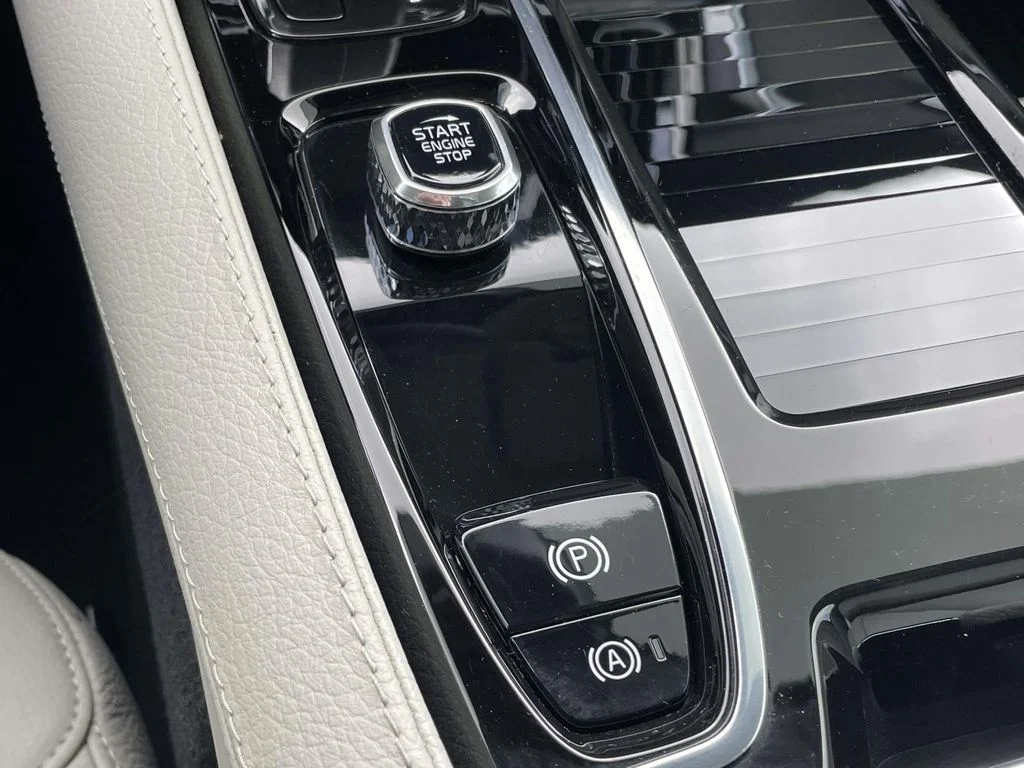 Used 2022 Thunder Grey Metallic Volvo R-Design Expression image 21