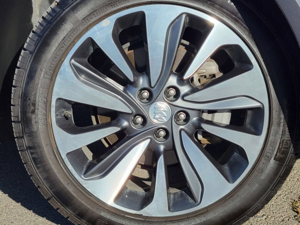 Used 2018 Summit White Buick Essence image 11