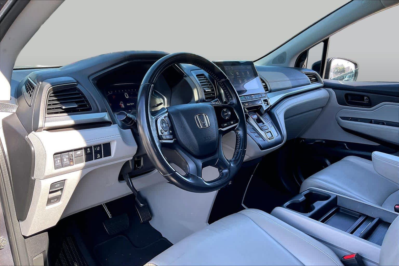 Used 2018 PACIFIC PEWTER METALLIC Honda EX-L image 17
