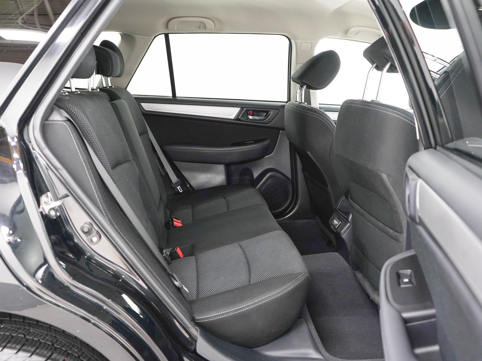 Used 2018 Crystal Black Pearl Subaru 2.5i Premium image 12