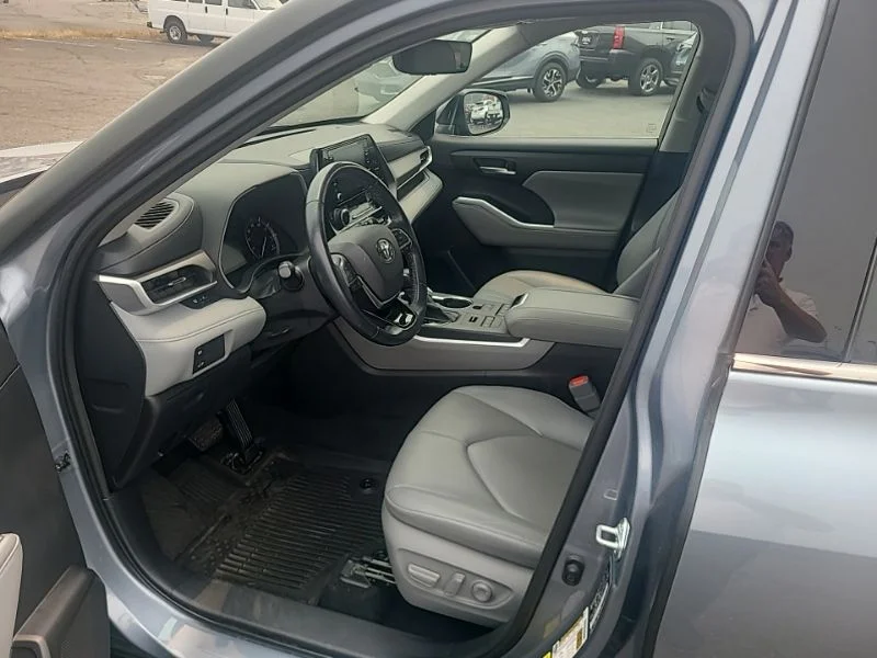 Used 2021  Toyota XLE image 13