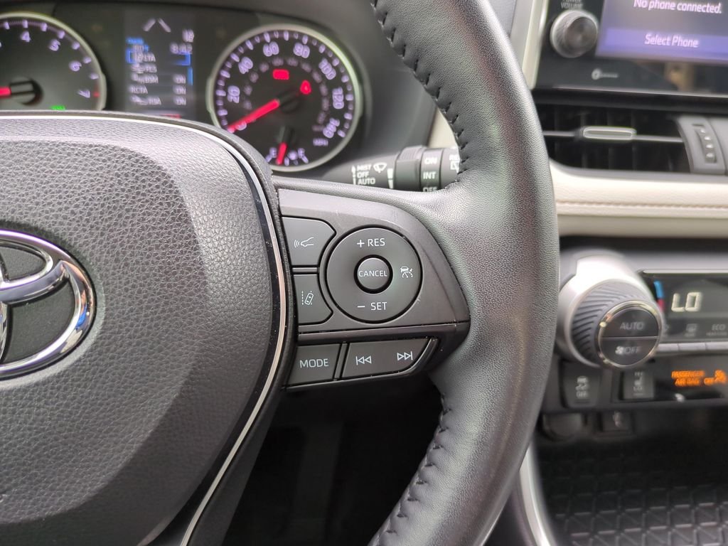 Used 2022  Toyota XLE Premium image 21