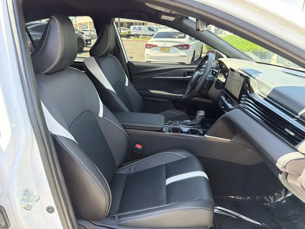 Used 2026 Ice Cap Toyota SE image 32