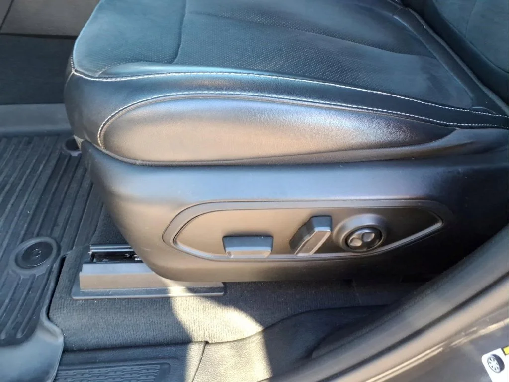 Used 2023 Gray Jeep Altitude image 21