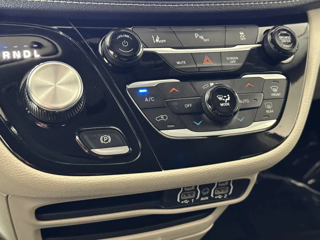 Used 2023 Black Chrysler Touring L image 27
