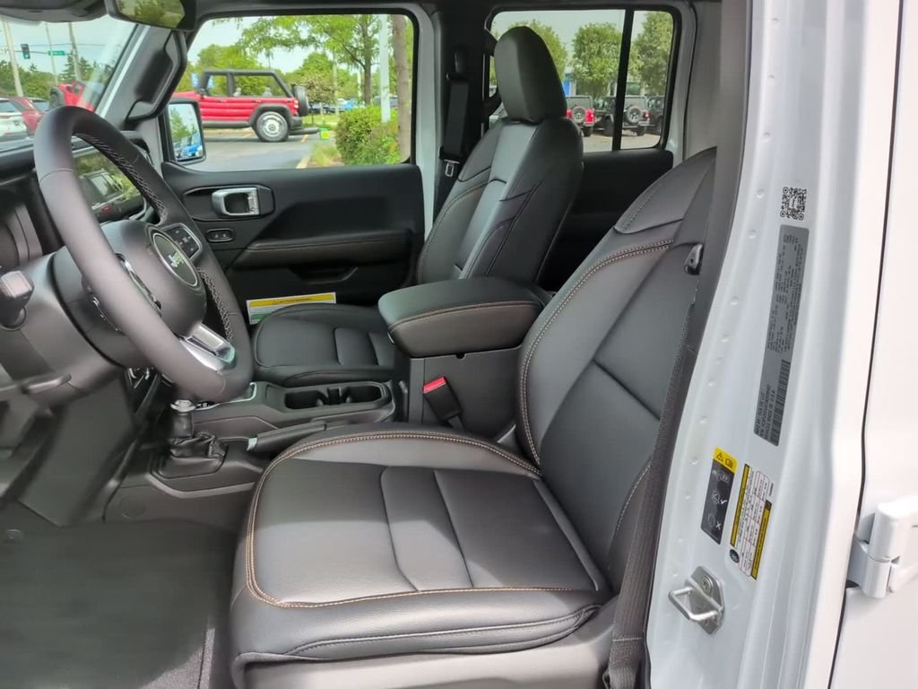 New 2026 Bright White Clear-Coat Exterior Paint Jeep Sahara image 22