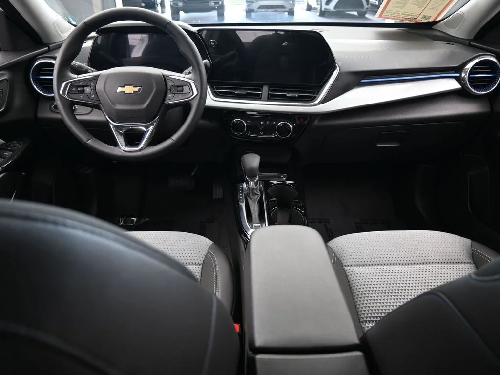 Used 2025 Summit White Chevrolet LT image 38