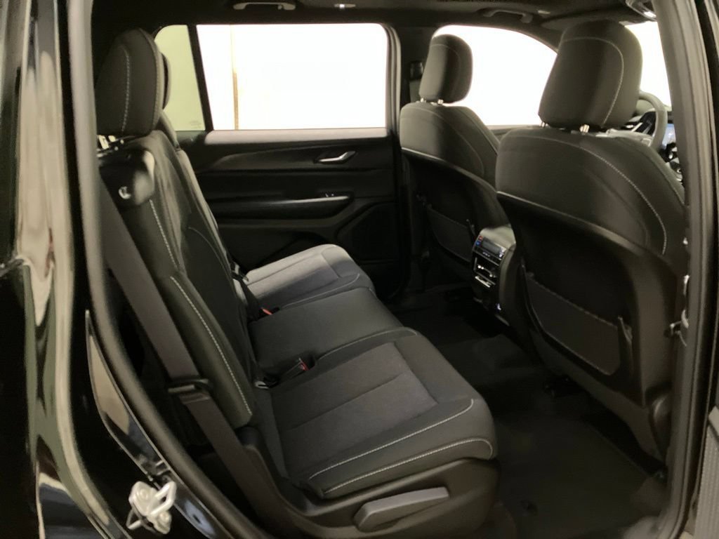 New 2026 Diamond Black Crystal Pearl-Coat Exterior Paint Jeep Laredo X image 17