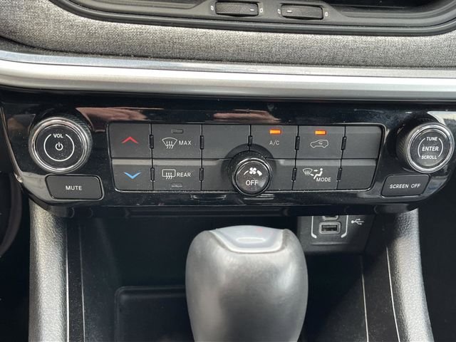 Used 2024 Silver Zynith Metallic Clearcoat Jeep Latitude image 18