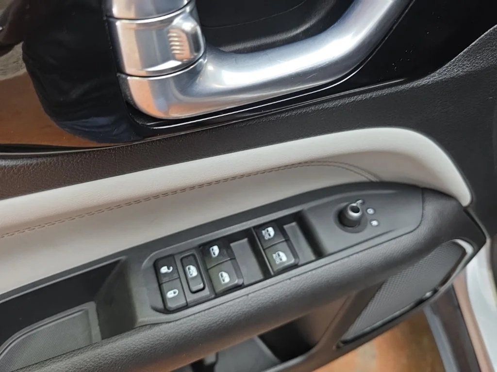 Used 2025 Silver Jeep Limited image 21