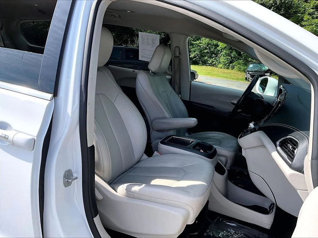 Used 2021 Bright White Clearcoat Chrysler Touring L image 11