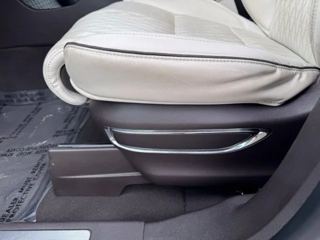 Used 2020 White Lincoln Black Label Grand Touring image 22