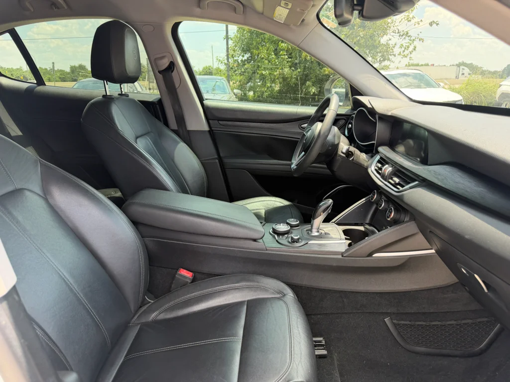 Used 2018 Alfa White Alfa Romeo Base image 11