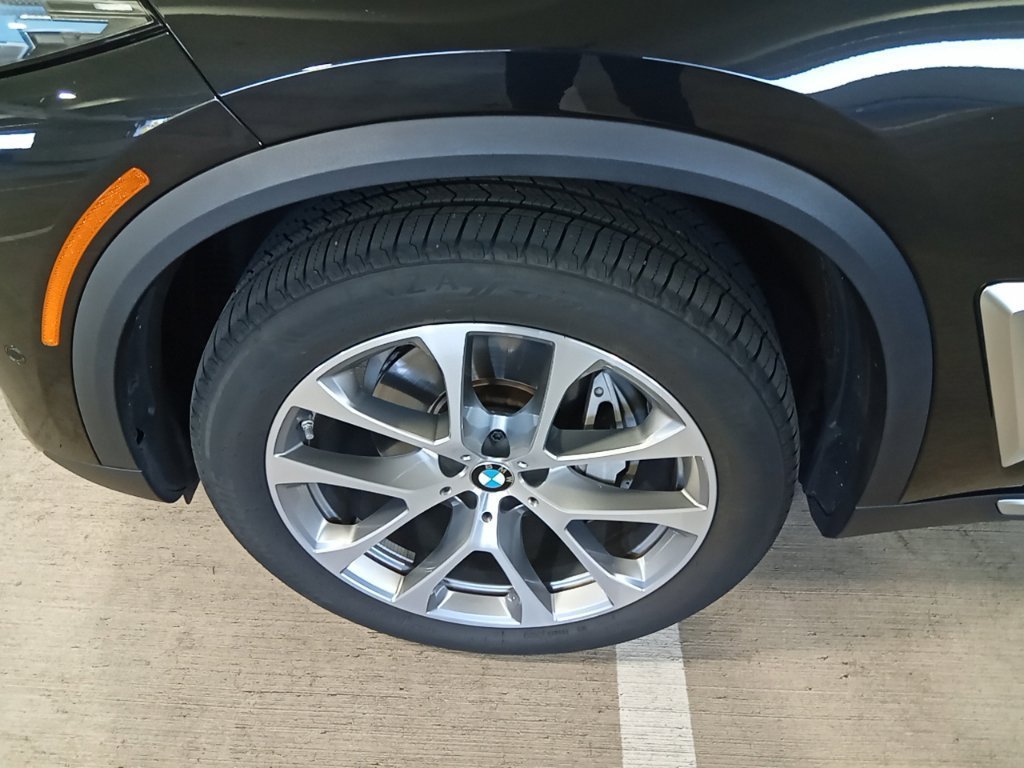 Used 2025 Black Sapphire Metallic BMW xDrive40i image 17