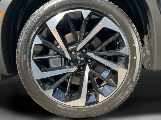 Used 2025 Black Mitsubishi SEL Platinum Edition image 9