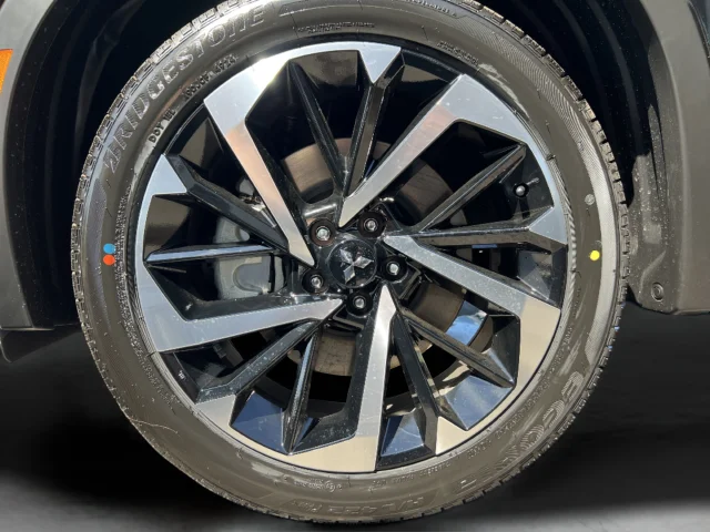 Used 2025 Black Mitsubishi SEL Platinum Edition image 9