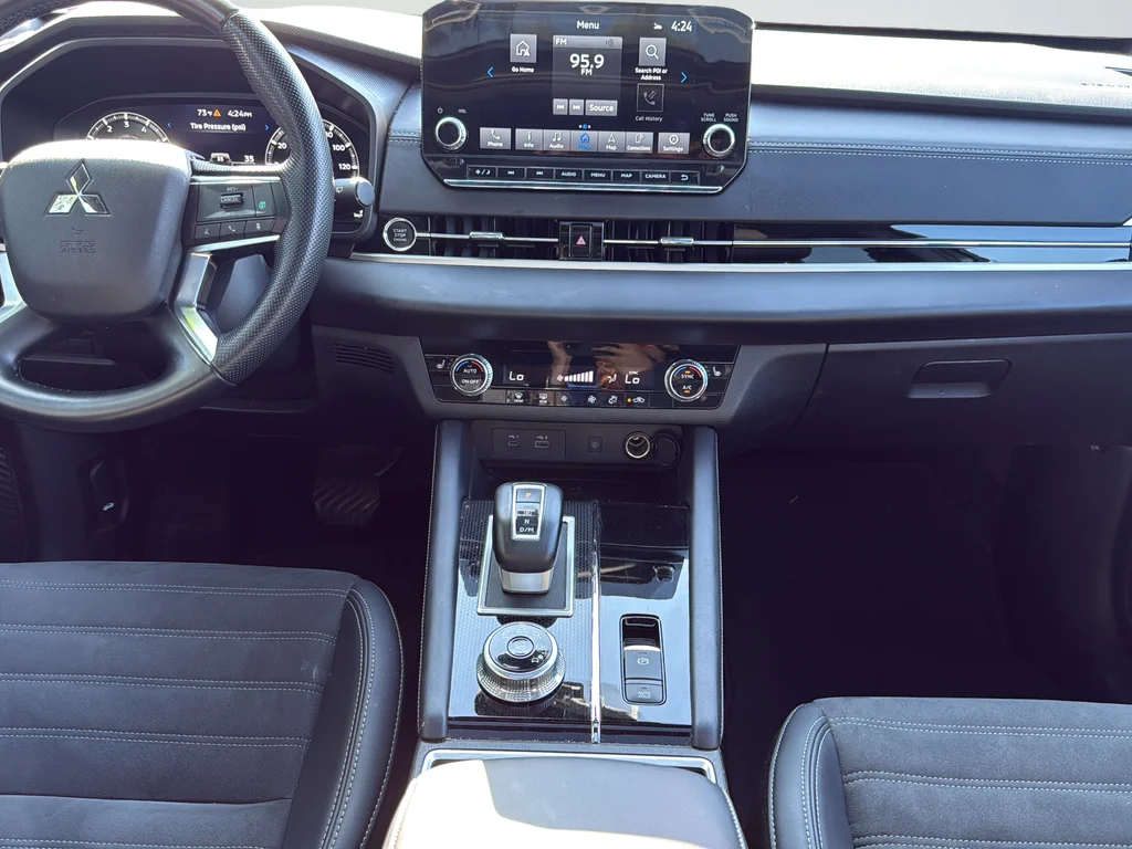 Used 2024  Mitsubishi SE Black Edition image 20