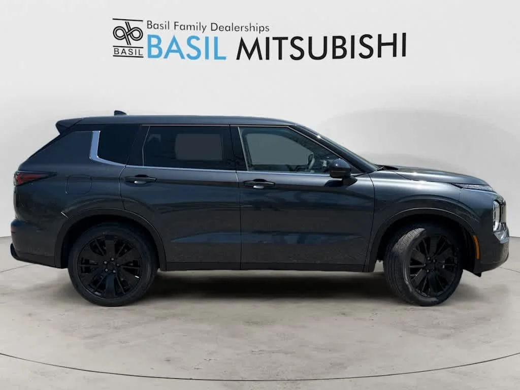 New 2026 Graphite Gray Mitsubishi LE image 2