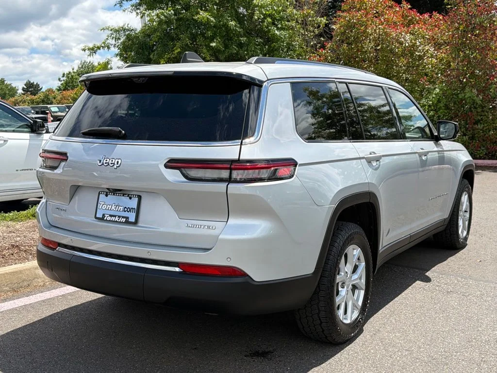 Used 2023 Silver Jeep Limited image 7