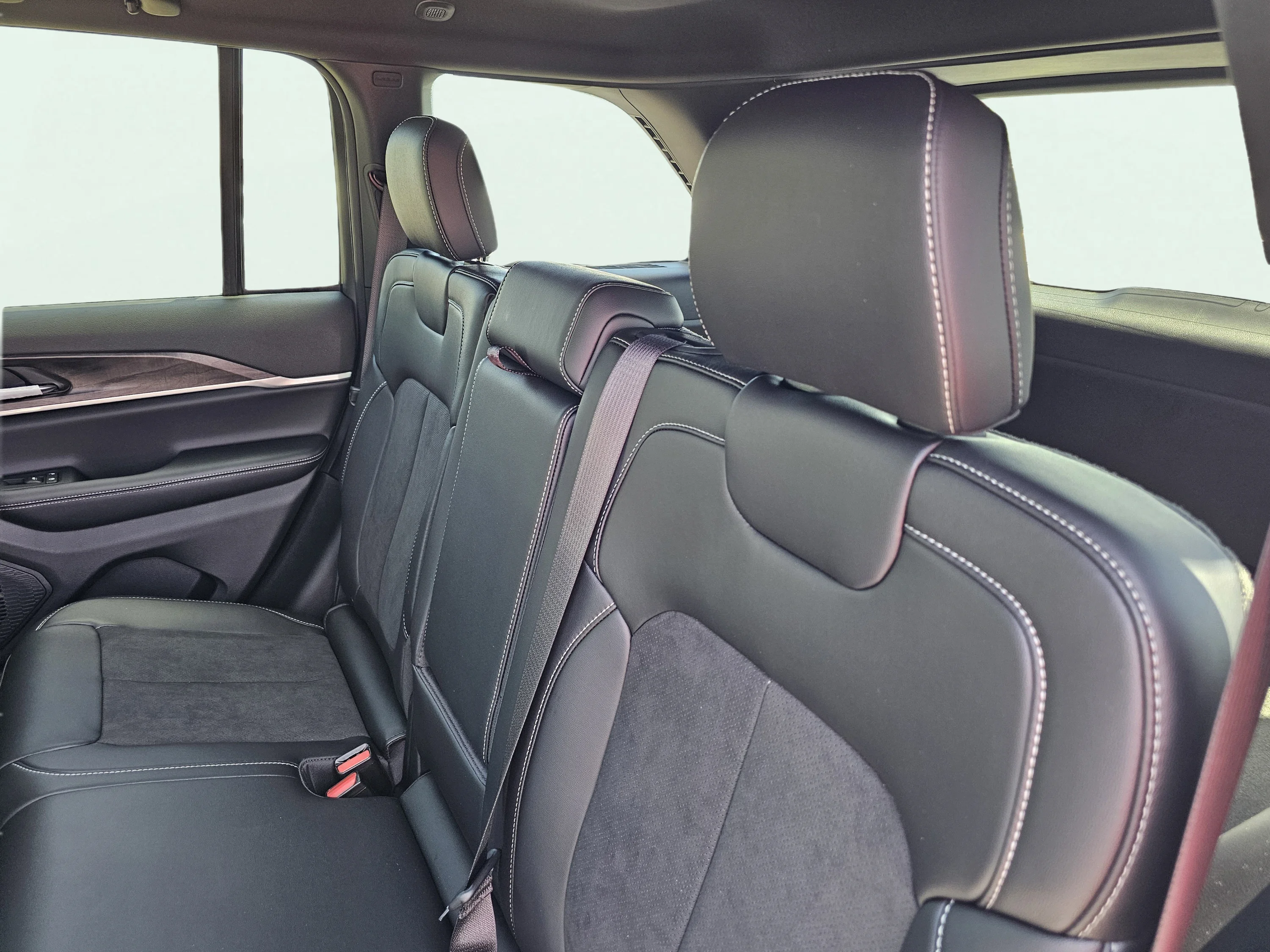 New 2026 Bright White Clearcoat Jeep Laredo Altitude image 32