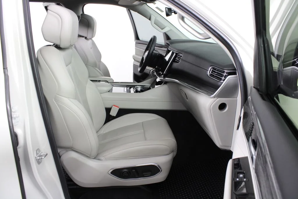 Used 2022 White Jeep Series II image 19