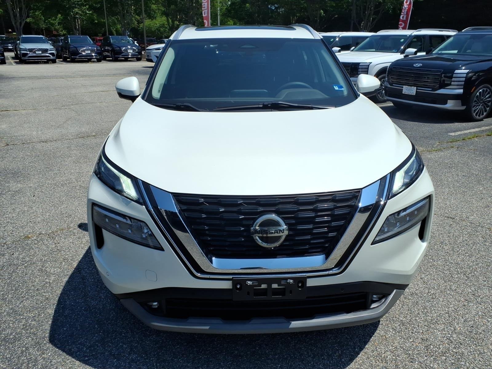 Used 2021 Pearl White Tricoat Nissan SL image 2