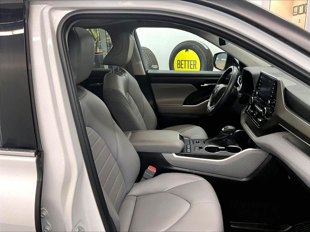 Used 2022 Pearl Toyota XLE image 11