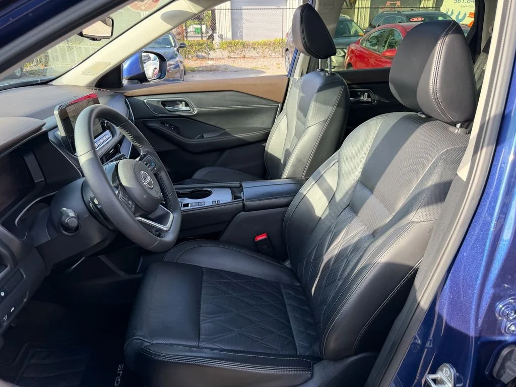 Used 2023 Blue Nissan Platinum image 10
