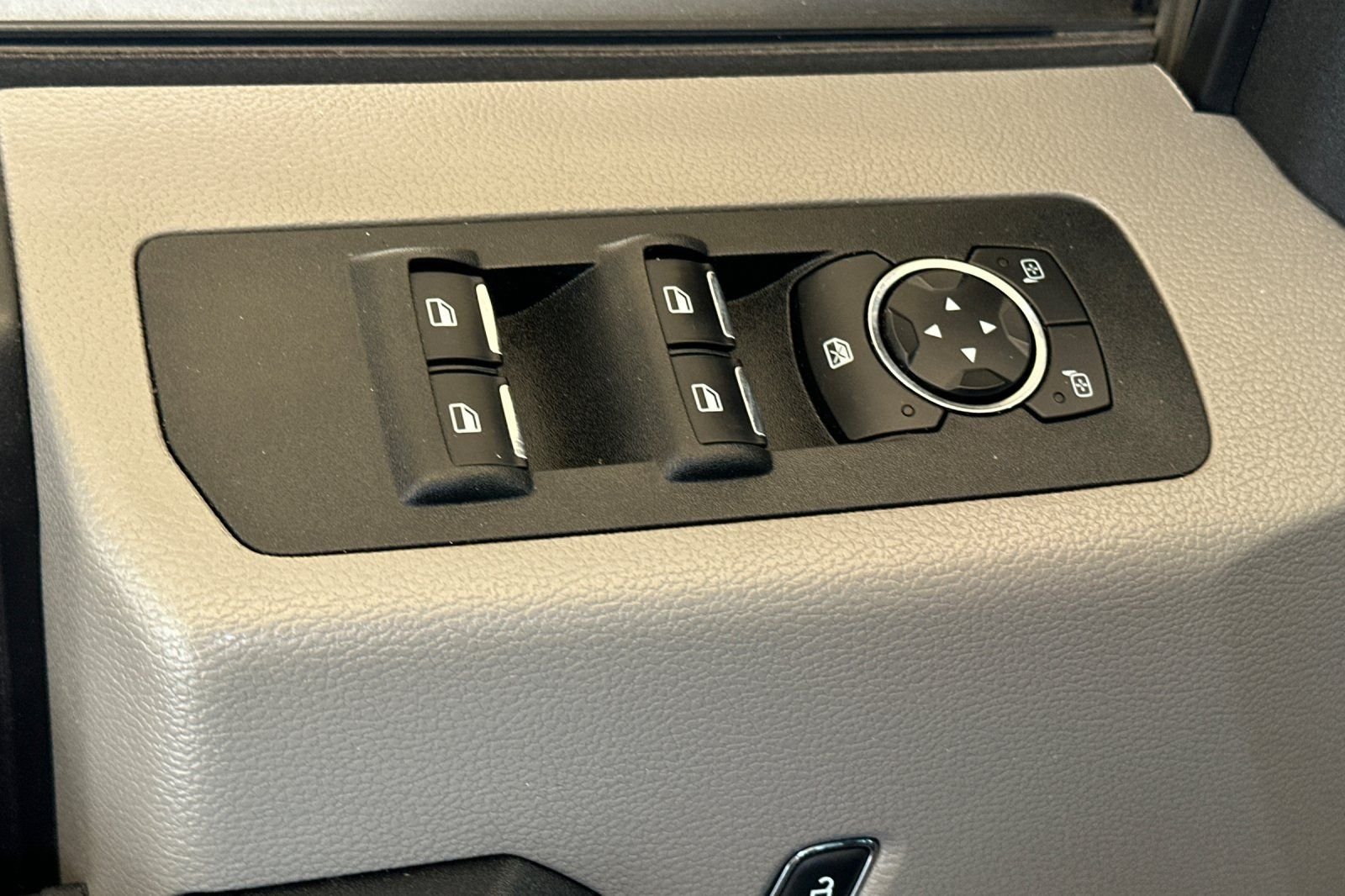 Used 2020 White Ford XL image 11