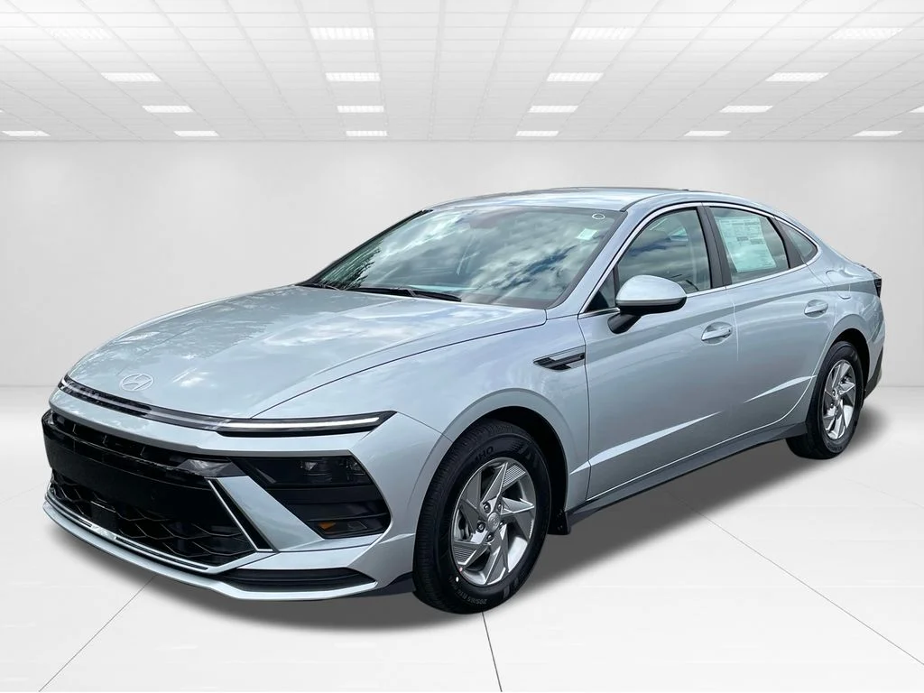 New 2025 Silver Hyundai SE image 3