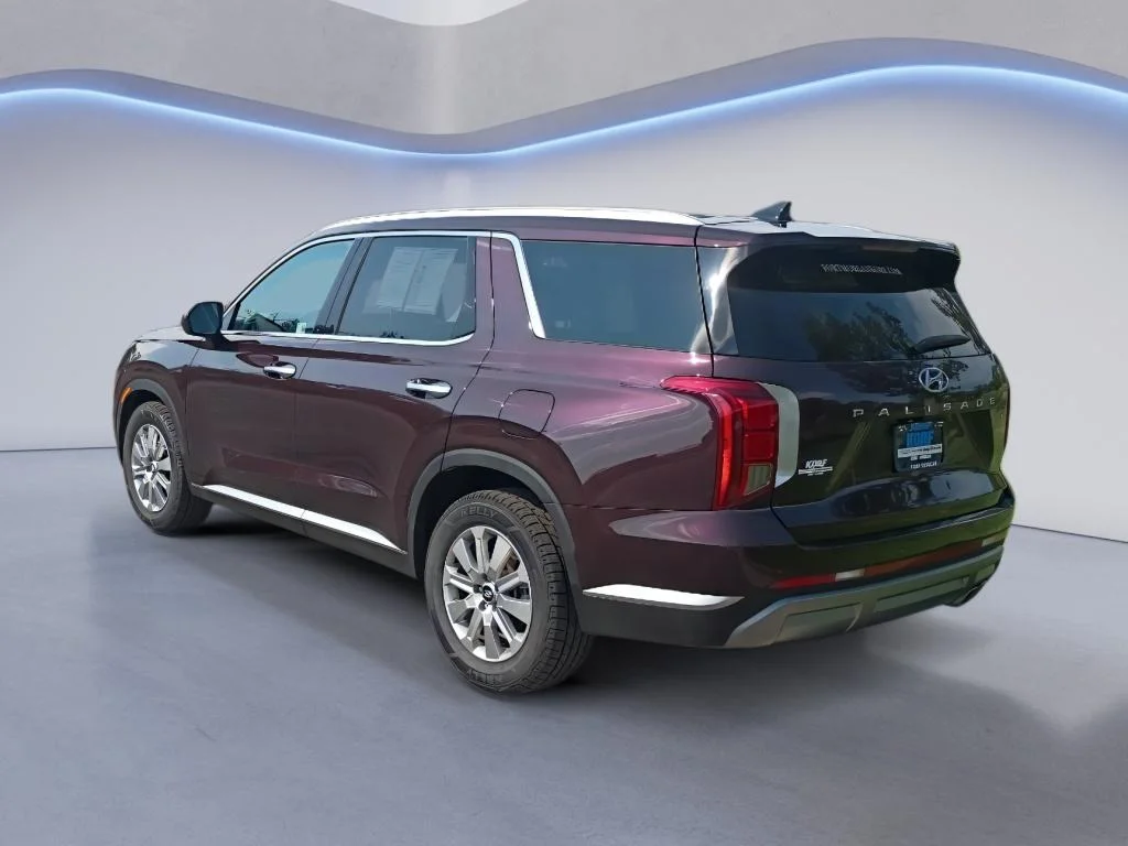 Used 2025  Hyundai SEL image 3