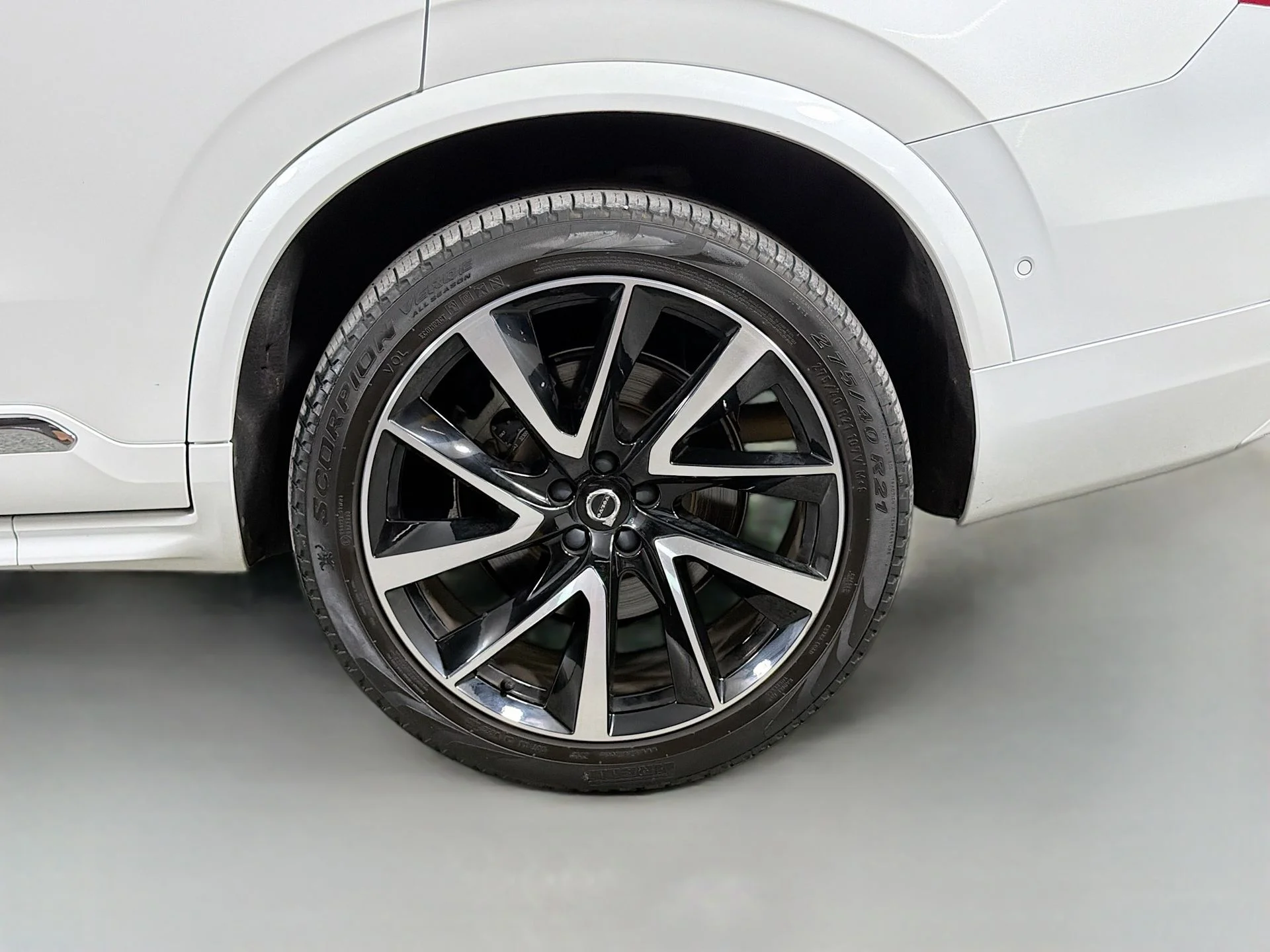 Certified Used 2023 White Volvo B6 Plus 7-Seater image 30