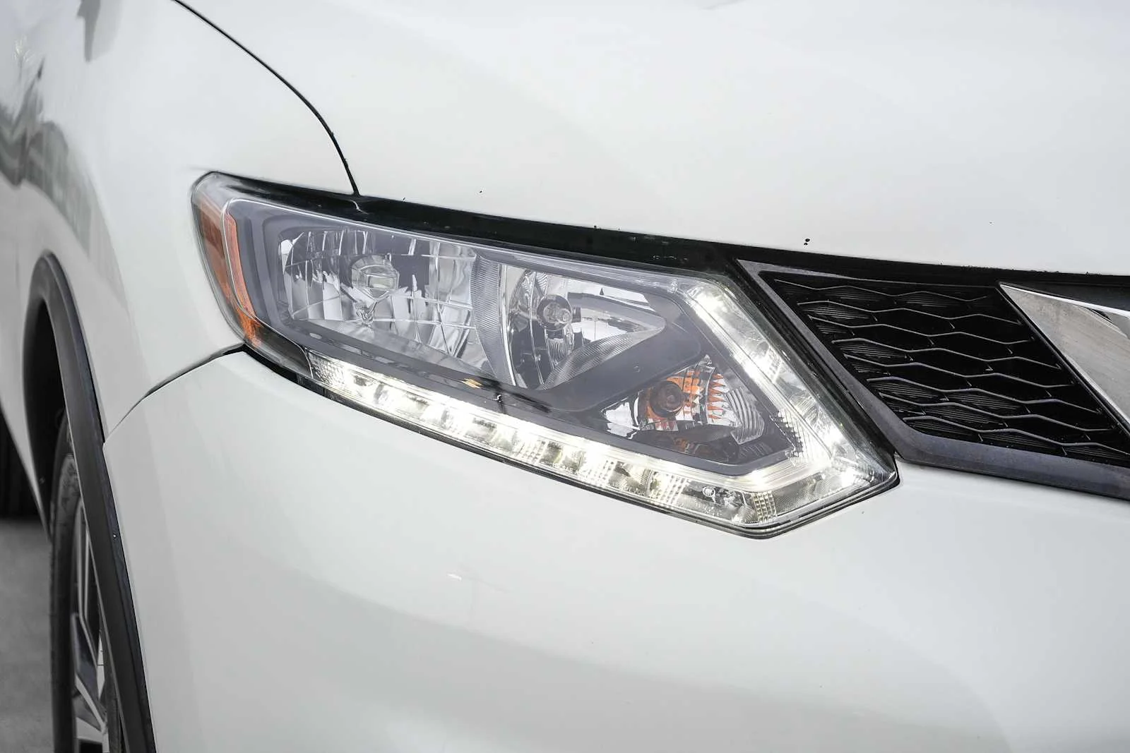 Used 2016 Glacier White Nissan S image 4