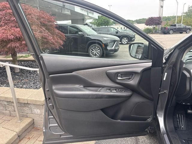 Used 2019 Gray Nissan S image 9