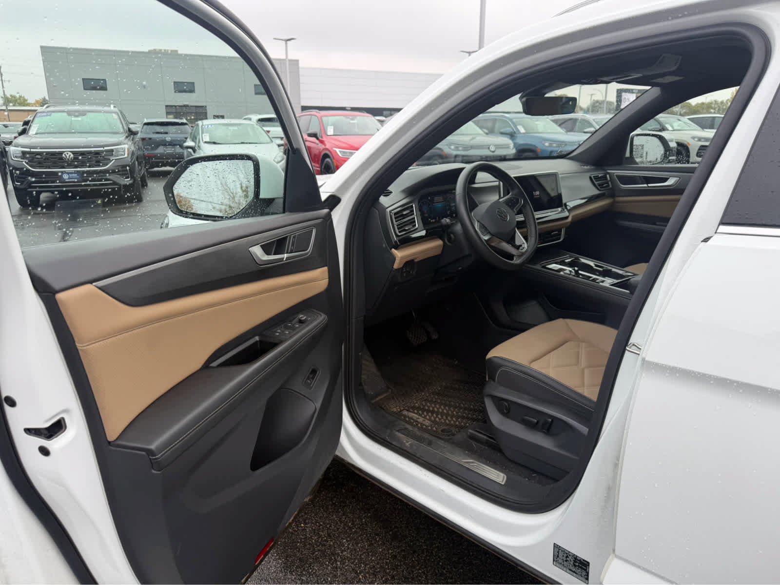 Used 2024 White Volkswagen 2.0T SE w/Technology image 3