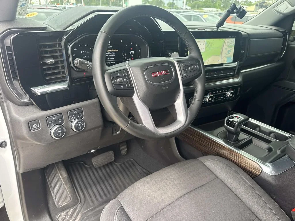 Used 2024 White GMC Elevation image 17
