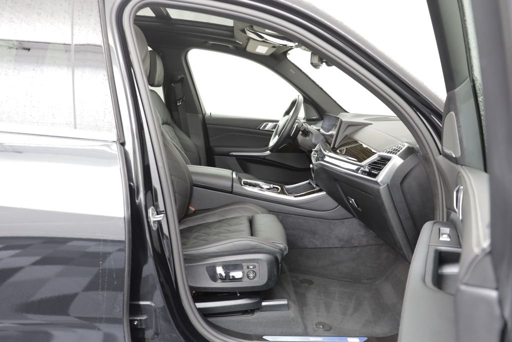 Certified Used 2026 Black Sapphire Metallic BMW xDrive40i image 18