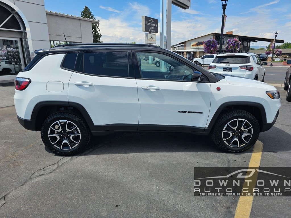 New 2026 Bright White Clear-Coat Exterior Paint Jeep Trailhawk image 2